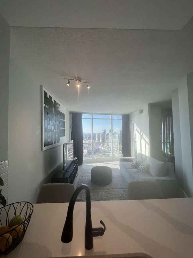 Cozy Fort York Condo トロント エクステリア 写真